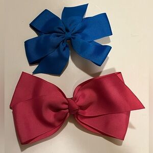 LOT OF 2 CHILD’S HAIR BOWS.